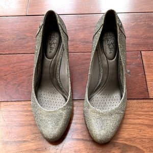 Life stride size 7.5 metallic color medium size heel